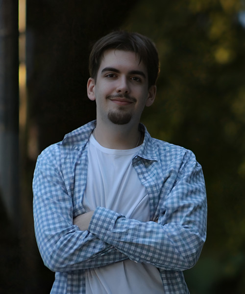 Headshot of Arsen.